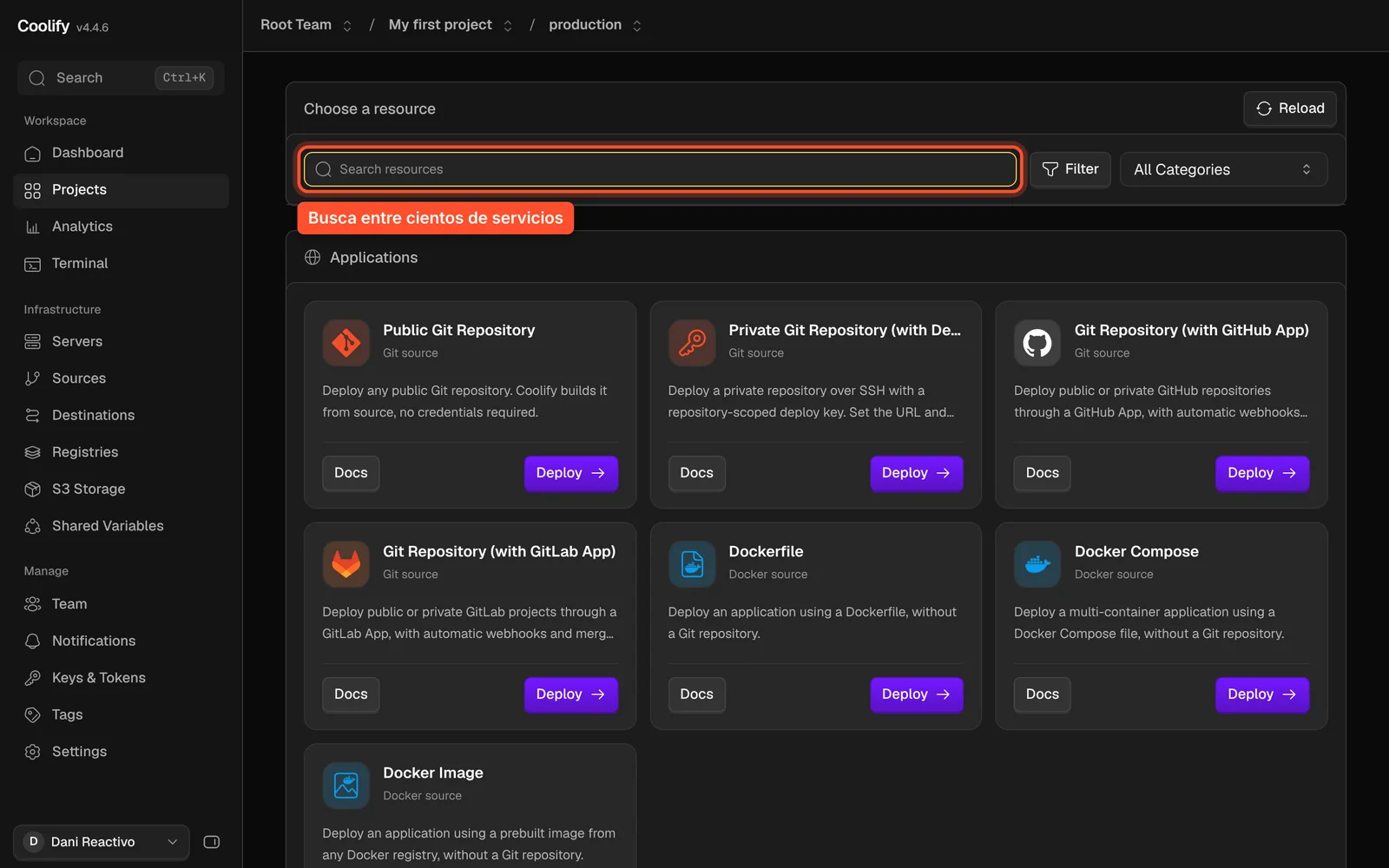 Catálogo de recursos de Coolify con el buscador señalado y las opciones Public Git Repository, Private Git Repository, GitHub App, GitLab App, Dockerfile y Docker Compose