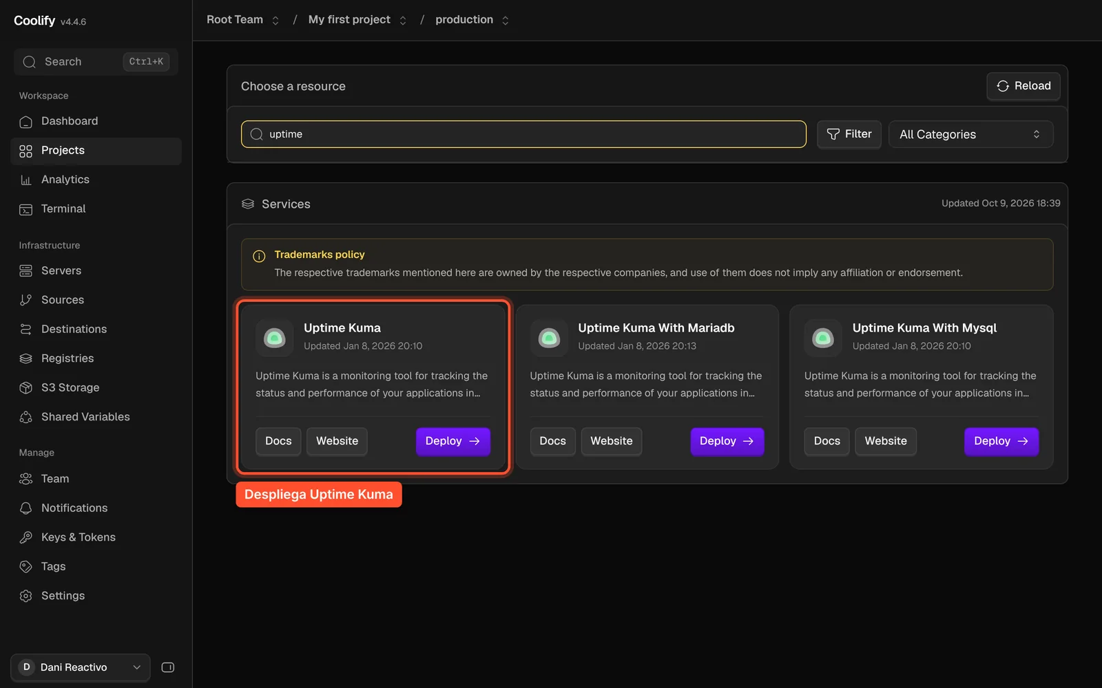 Resultados de buscar uptime en el catálogo de Coolify: Uptime Kuma, Uptime Kuma With Mariadb y Uptime Kuma With Mysql, con el botón Deploy de la primera señalado