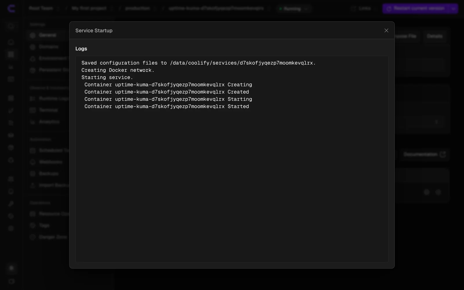 Ventana Service Startup de Coolify con los logs del despliegue: guarda la configuración, crea la red de Docker y arranca el contenedor de Uptime Kuma