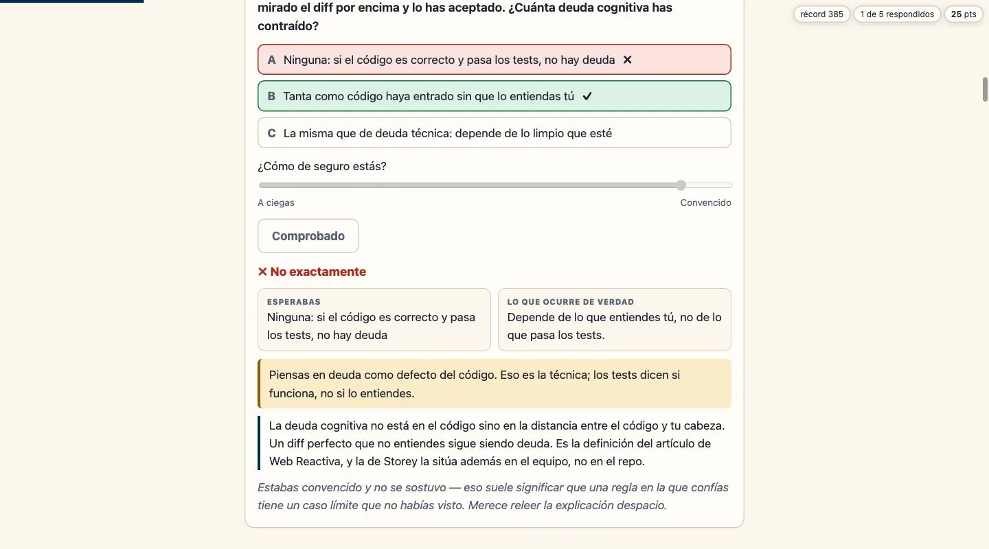 Feedback de un check respondido con mucha confianza y mal: la opción elegida en rojo, la correcta en verde, dos tarjetas «Esperabas» y «Lo que ocurre de verdad», una explicación del error y la nota de calibración en cursiva.