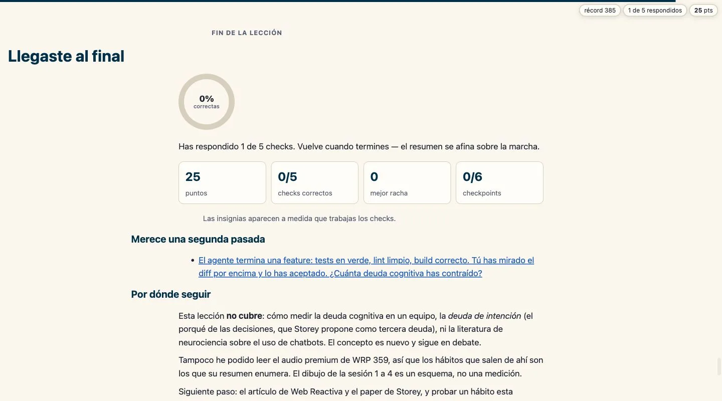 Pantalla final de la lección: un anillo con el porcentaje de acierto, cuatro tarjetas con puntos, checks correctos, mejor racha y checkpoints, una lista «Merece una segunda pasada» con un enlace y una sección «Por dónde seguir».