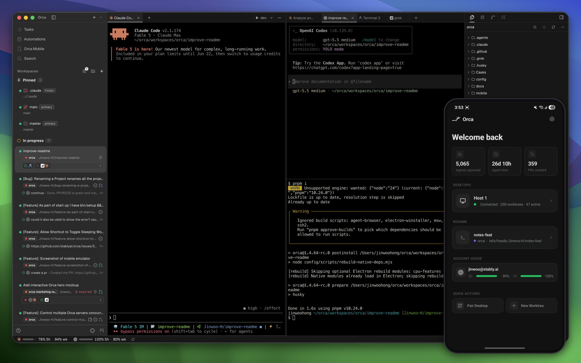 Orca en el escritorio con Claude Code y Codex trabajando en paralelo en worktrees distintos, y la app móvil de acompañamiento a la derecha