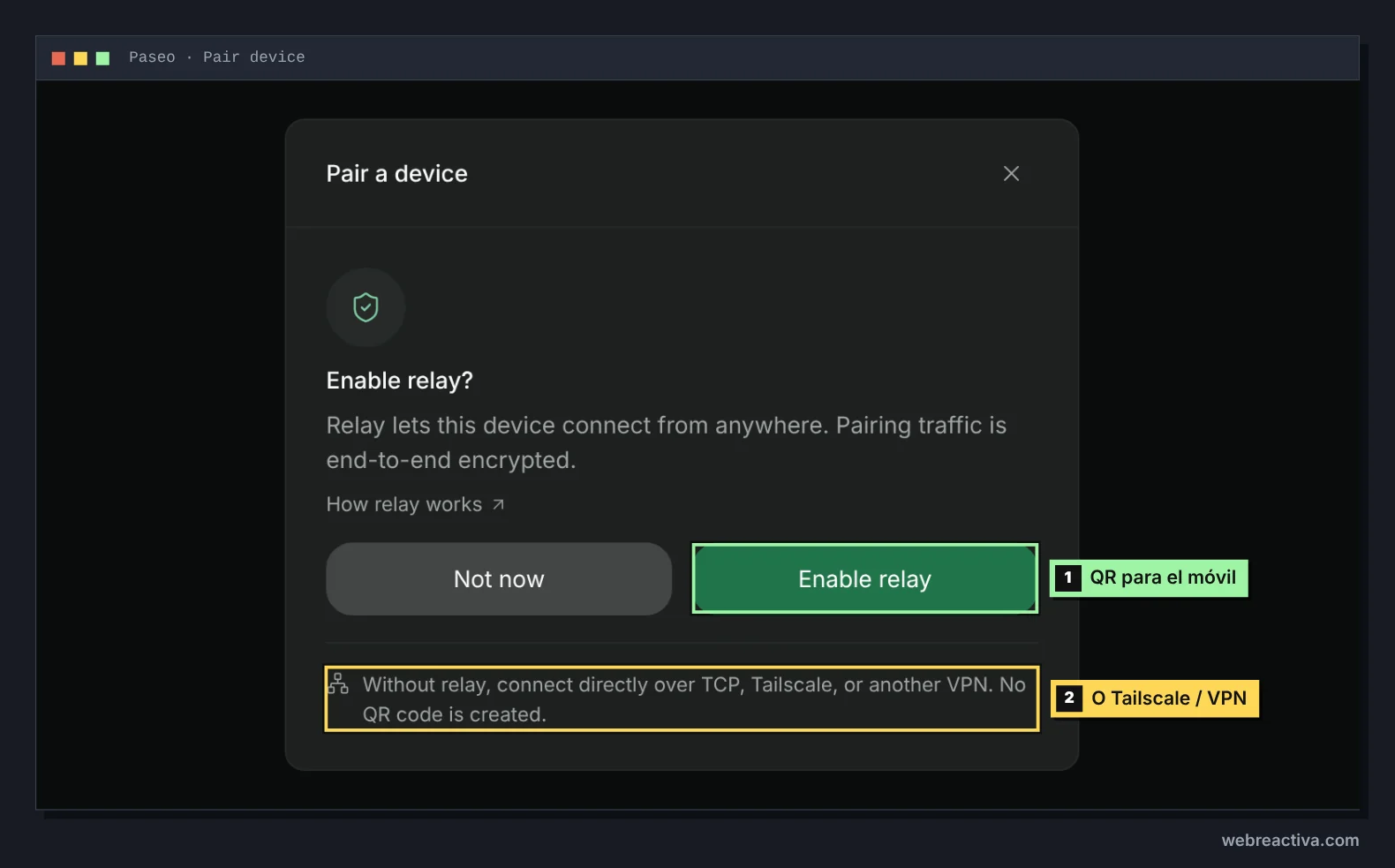 Diálogo Pair a device de Paseo que pregunta si habilitar el relé: explica que el relé permite conectar este dispositivo desde cualquier lugar y que el tráfico de emparejamiento está cifrado de extremo a extremo. El botón Enable relay está marcado como la vía para obtener el QR del móvil, y el texto inferior, que indica que sin relé te conectas por TCP, Tailscale u otra VPN y no se crea QR, está marcado como la alternativa.