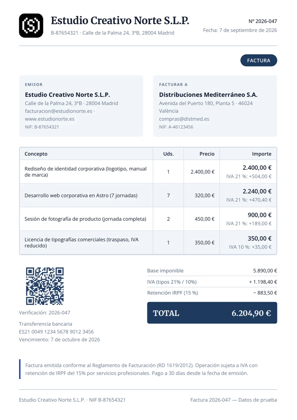 Factura A4 generada con pdfcn: cabecera con logotipo y número de factura, etiqueta FACTURA, bloques de emisor y cliente sobre fondo gris, tabla de cuatro conceptos con cebra e IVA por línea, código QR de verificación, desglose de base imponible, IVA y retención de IRPF, y bloque TOTAL en azul marino