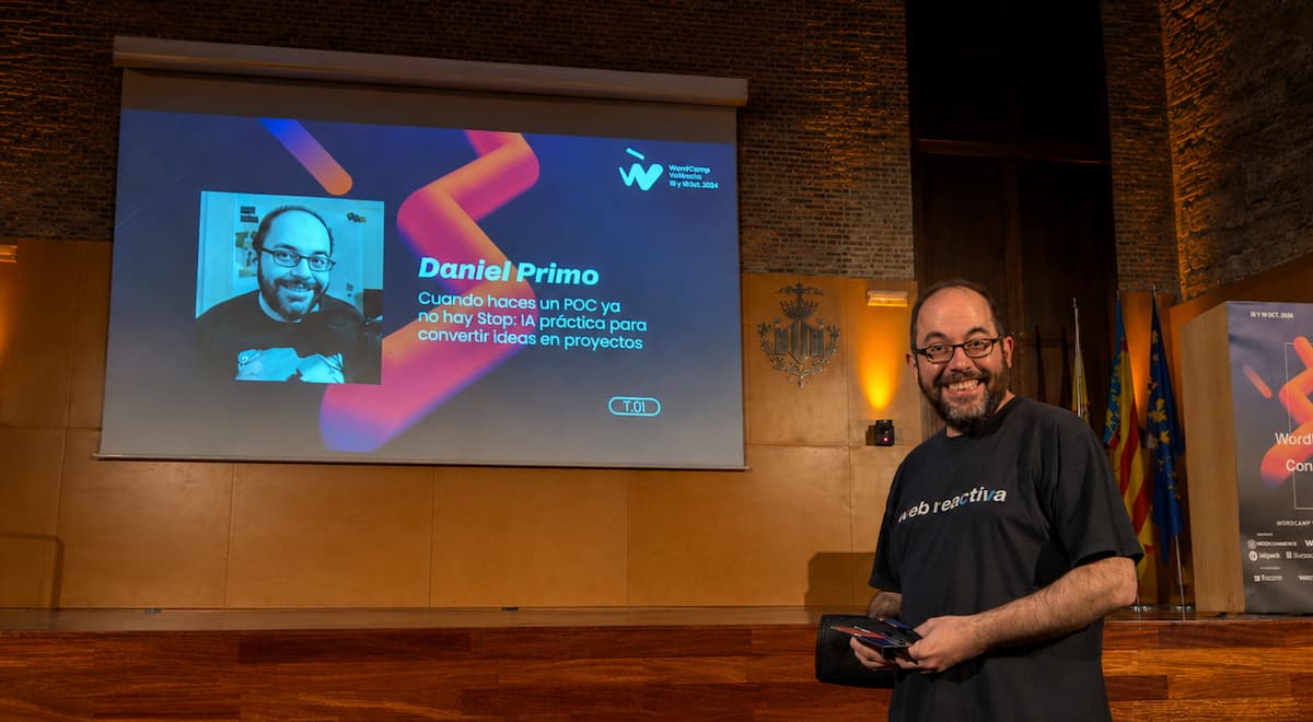 Daniel Primo presentando «IA práctica para convertir ideas en proyectos» en WordCamp Valencia 2024